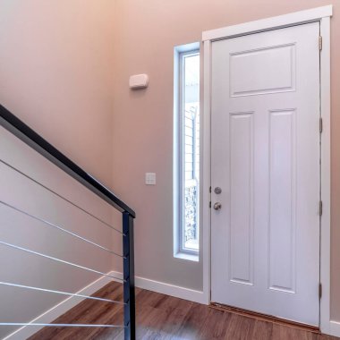 Kare Beyaz menteşeli ahşap ön kapı ve yan manzara evin içinden