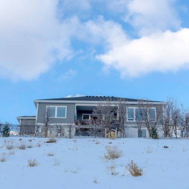 Kışın taze karla kaplanmış inanılmaz bir dağ manzaralı Square Home.