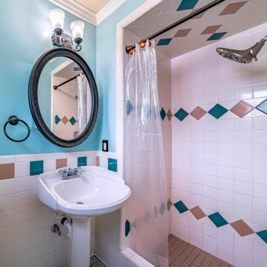 Square Free ayakta duran lavabo ve duş alanı. Banyoda plastik perde var.