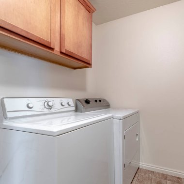 Çamaşır makinesi ve kurutma makinesiyle iç mekan.