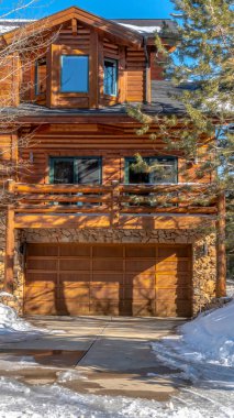 Park City 'de ahşap bir evin ön cephesinde dikey bahçe kapısı balkonu ve defne penceresi.