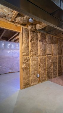 Çerçeve odasının içinde dikey çerçeve yalıtımı