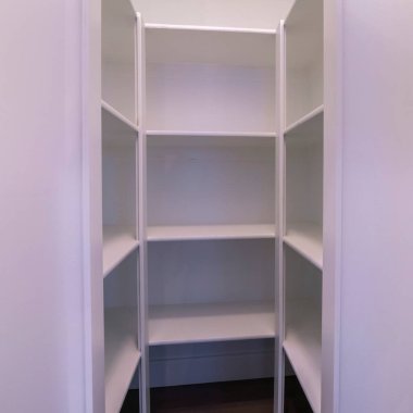 Kare çerçeve boş bir gardırop iç mimarisi