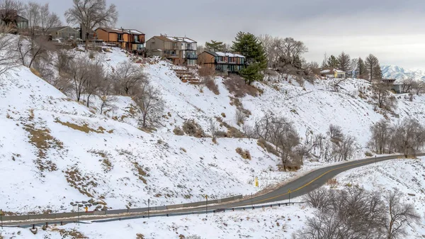 Panorama Casas en la montaña escénica con vistas panorámicas de la naturaleza nevada en Salt Lake City — Foto de Stock