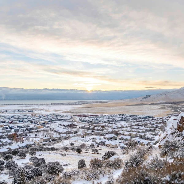 Square Snowy Eagle Mountain Utah paisaje con casas lago y montaña en invierno — Foto de Stock