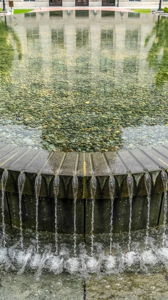 Moldura vertical Piscina circular e fonte refletindo o histórico Edifício da Capital do Estado de Utah — Fotografia de Stock