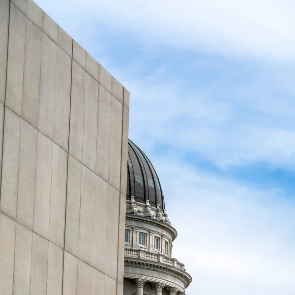 Quadro quadrado Utah State Capital edifício e cúpula visto atrás de um edifício de pedra exterior — Fotografia de Stock