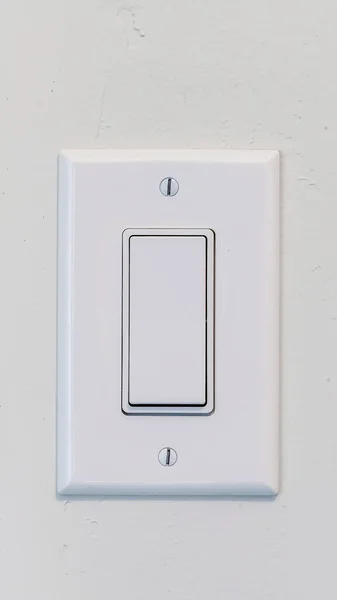 Κάθετος διακόπτης ηλεκτρικού φωτισμού rocker με επίπεδη ευρεία μοχλό σε λευκό εσωτερικό τοίχο — Φωτογραφία Αρχείου