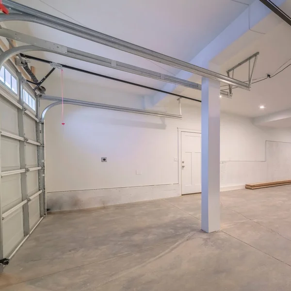 Kwadratowa rama Puste wnętrze garażu cementowego z błyszczącymi światłami — Zdjęcie stockowe