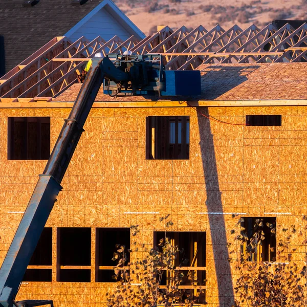 Cultures carrées Toit de maison à ossature sous la lumière du jour de construction — Photo