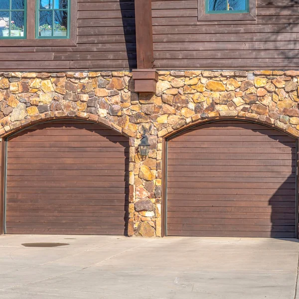Cultivo cuadrado Puerta delantera y dos puertas de garaje arqueadas de una casa en el vecindario Park City Utah — Foto de Stock