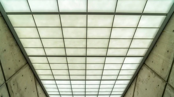 Panorama Commercieel gebouw interieur met schuin dak van matglas ruiten — Stockfoto