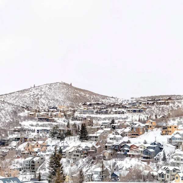 スクエアパークシティ冬の雪の近所に家があるユタ州の山の風景 — ストック写真