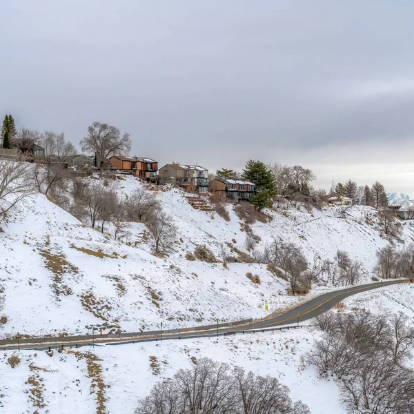Maisons carrées sur la montagne panoramique avec vue panoramique sur la nature enneigée à Salt Lake City — Photo