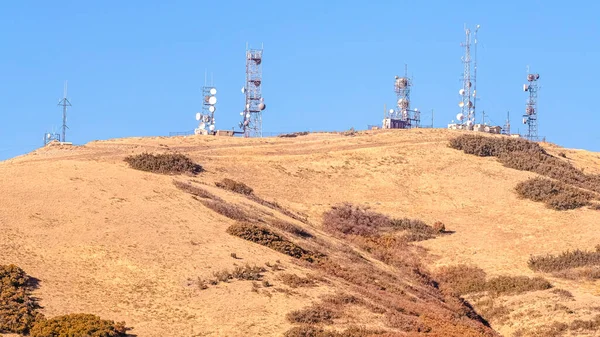 Panorama Skupina komunikačních věží na vrcholu kopce — Stock fotografie