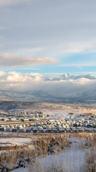 Montaña vertical y barrio residencial en Utah Valley en un día nevado de invierno — Foto de Stock