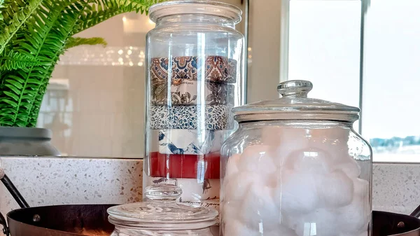 Panorama frame Jars of sabun kapas bola dan tunas di atas nampan logam di samping pot daun hijau — Stok Foto