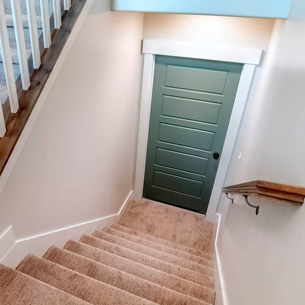正方形の作物自宅の地下室のドアにつながるU字型の階段をカーペット — ストック写真