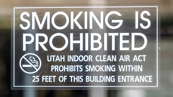 Panorama Cancella porta d'ingresso in vetro di un edificio nello Utah con il fumo è vietato segno — Foto Stock