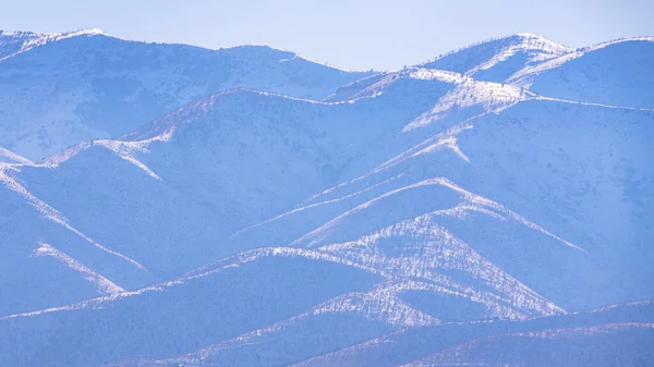 Panorama rahmt Berglandschaft im Utah-Tal im winterlichen Tageslicht ein — Stockfoto