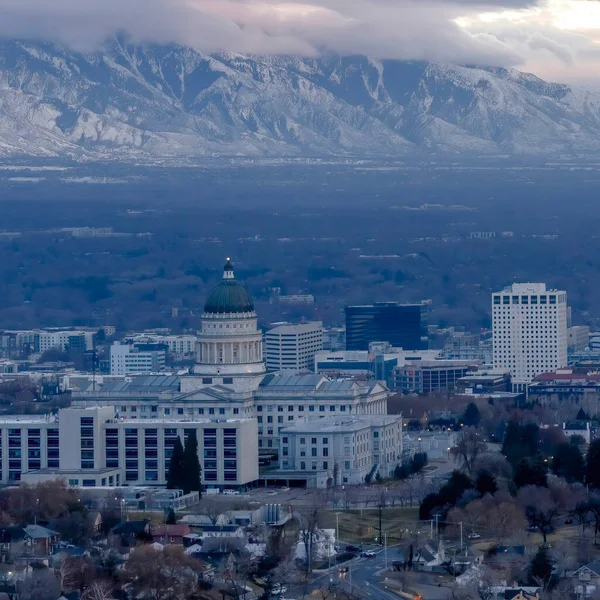 Square Downtown Salt Lake City con una increíble vista de la empinada montaña nevada en invierno — Foto de Stock