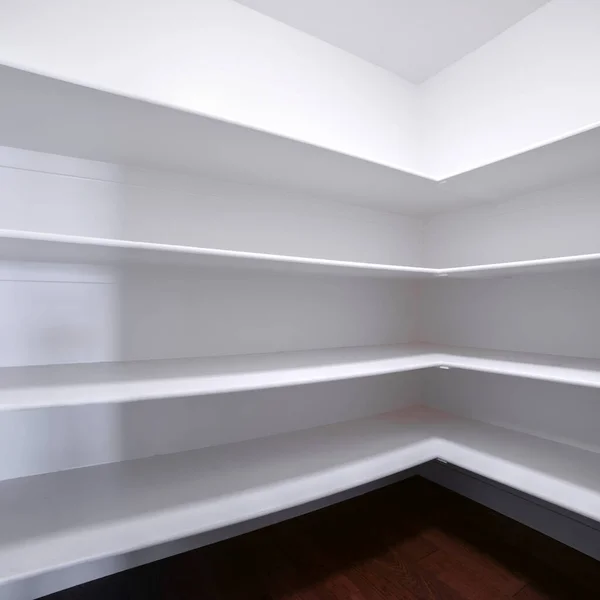 正方形の空の白い内装の棚室内。 — ストック写真