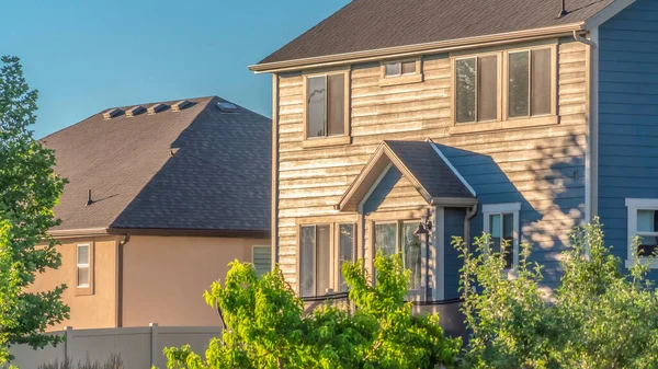 Panorama Solig dag utsikt över hemmet exteriör med grått tak över solljus vägg och fönster — Stockfoto