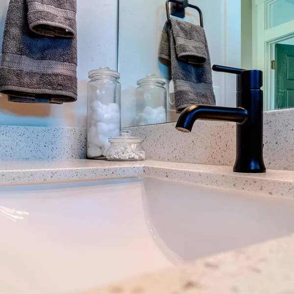 Marco cuadrado Fregadero con grifo negro en el baño con espejo y toalla contra la pared — Foto de Stock