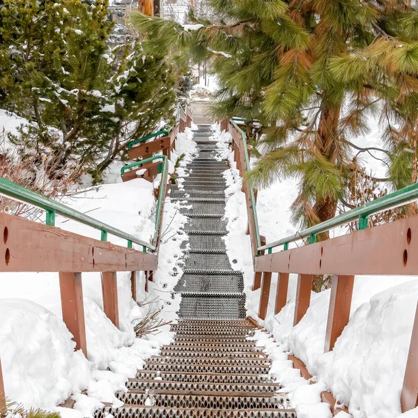 Plaza de la cosecha Escalera en la colina con vistas a los tejados casas y árboles con nieve fresca en invierno — Foto de Stock