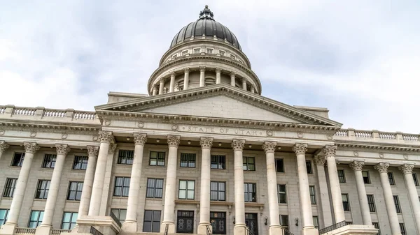 Panorama Utah State Capital building with stairs leading to the pedimented entrance — Stock Photo, Image