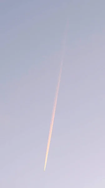 Marco vertical Contrail de un avión que vuela sobre el barrio de South Jordan City — Foto de Stock