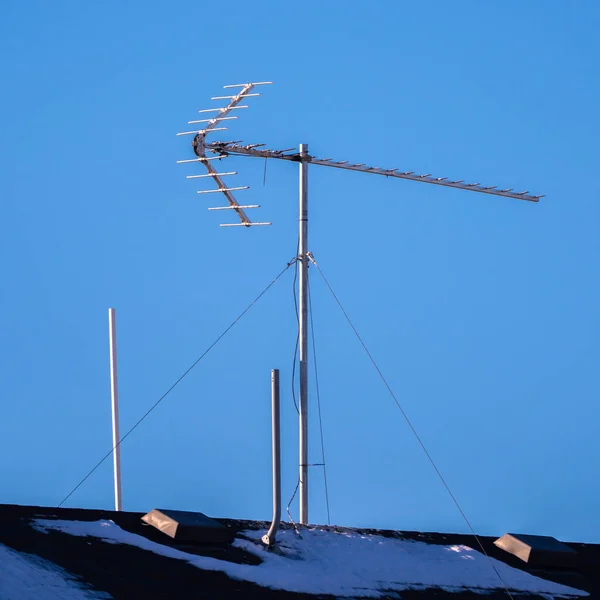 Коммуникационная антенна, установленная на освещении дня на крыше — стоковое фото