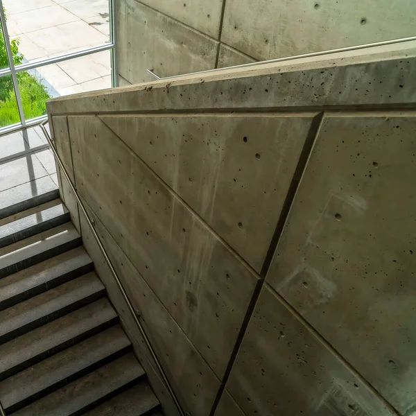 Praça Edifício comercial interior com escadaria e corrimãos entre paredes de concreto — Fotografia de Stock