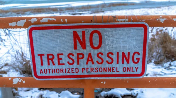 Ramka panoramiczna Close up No Inrespassing signage with snowy Utah Lake background in winter — Zdjęcie stockowe