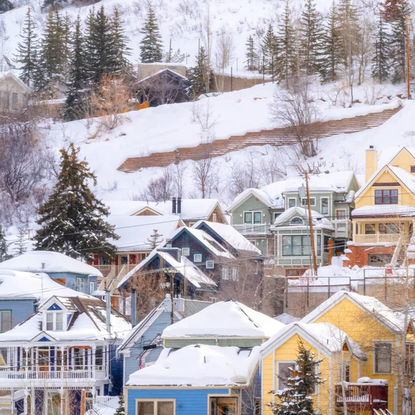 Cosecha cuadrada Hermosas casas sentadas en una colina cubierta de nieve en Park City Utah vistas en invierno — Foto de Stock