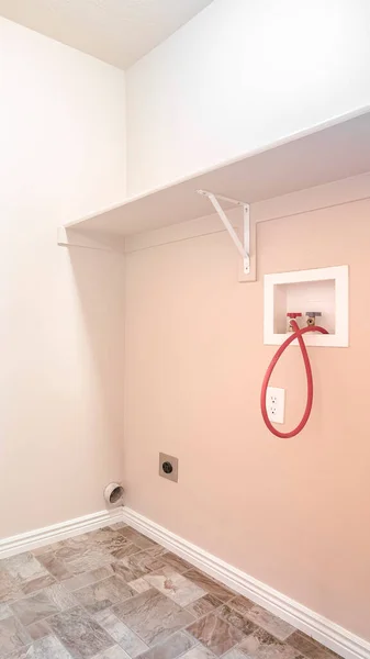 Vertikal ram Töm tvättstuga med serviceanslutningar interiör — Stockfoto