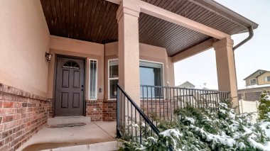 Panorama Koyu pencere kenarı ve cam camlı ahşap kapı bulutlu gökyüzüne karşı