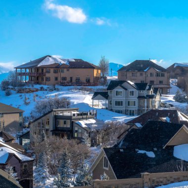 Karlı arazide evleri olan el değmemiş Wasatch Dağı manzarası