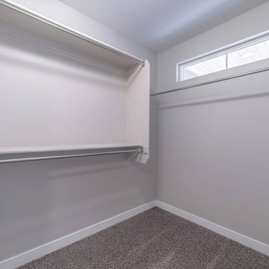 Kare çerçeve Boş dolap iç yürüme küçük pencere halı zemin ve beyaz duvar