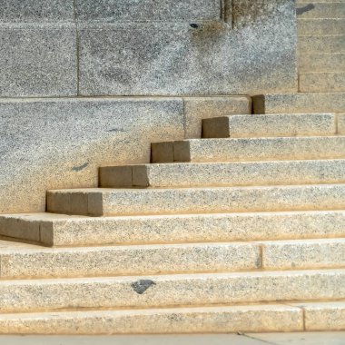 Utah Eyalet Başkent Binası 'nın duvarına karşı merdiven basamaklarını kapatın.