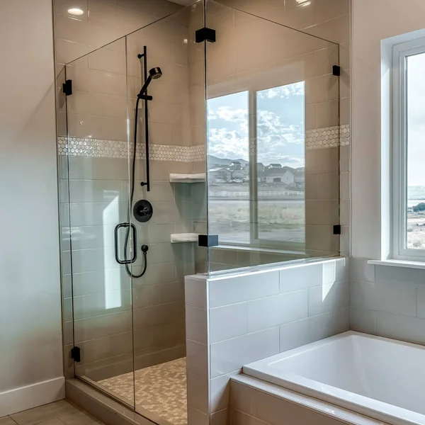 Kwadratowy prostokątny spacer w kabinach prysznicowych z półszklaną obudową i czarną głowicą prysznicową — Zdjęcie stockowe