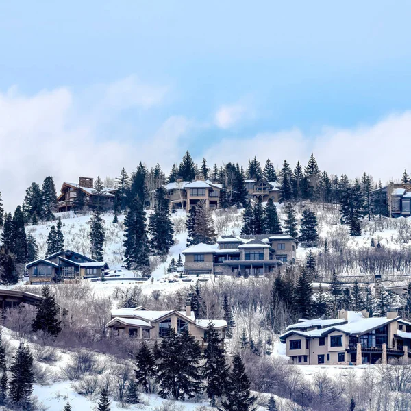 Square Park City Utah quartier avec des maisons qui se reposent sur la montagne enneigée en hiver — Photo