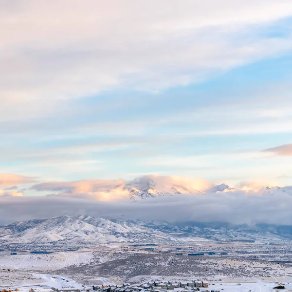 Cadre carré Paysage pittoresque de la vallée de l'Utah recouvert de neige sous un ciel bleu couvert — Photo