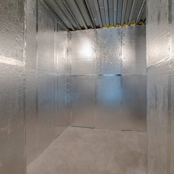 Intérieur carré d'une unité d'entreposage frigorifique à domicile vide — Photo