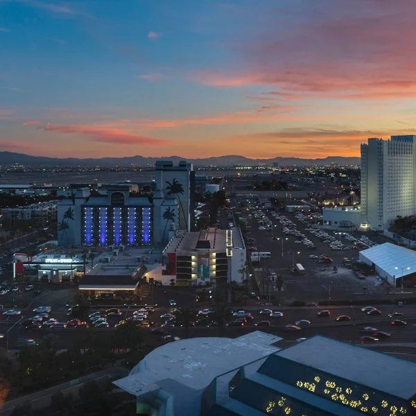 Renkli gökyüzü ile Las Vegas 'ın kare günbatımı manzarası — Stok fotoğraf