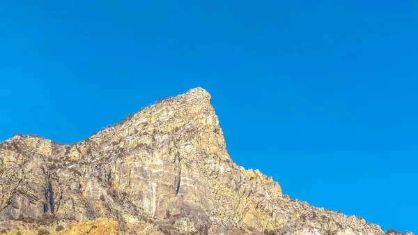 Panorama Pico de uma montanha rochosa com fundo céu azul claro em Provo Canyon Utah — Fotografia de Stock