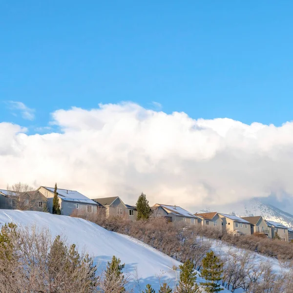 Rangée carrée de maisons sur une pente enneigée immaculée avec vue imprenable sur les montagnes Wasatch — Photo