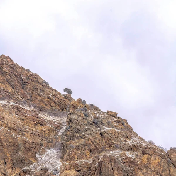 Terreno rochoso quadrado da montanha com inclinação íngreme e áspera em Provo Canyon Utah — Fotografia de Stock