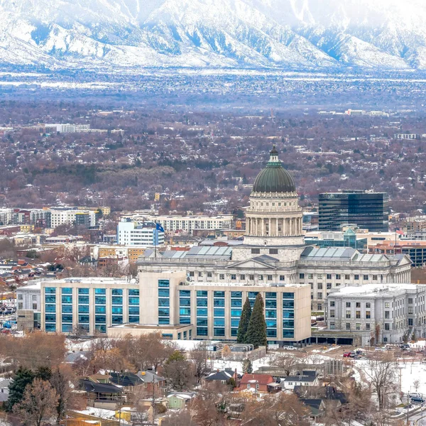 Square Utah State Capitol Building contro una vista mozzafiato di Salt Lake City in inverno — Foto Stock
