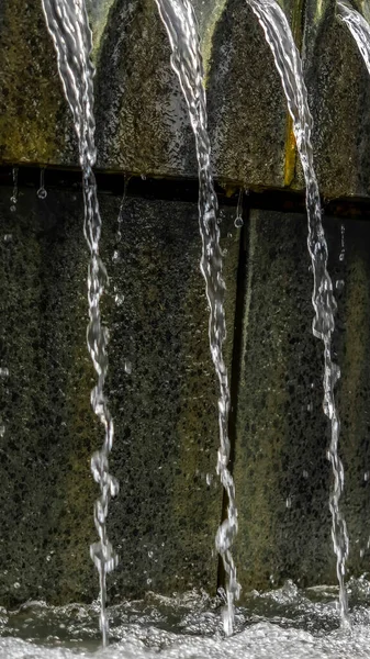 Cultures verticales Fontaine en pierre de Cicular piscine avec eau claire ruisselante à Salt Lake City Utah — Photo